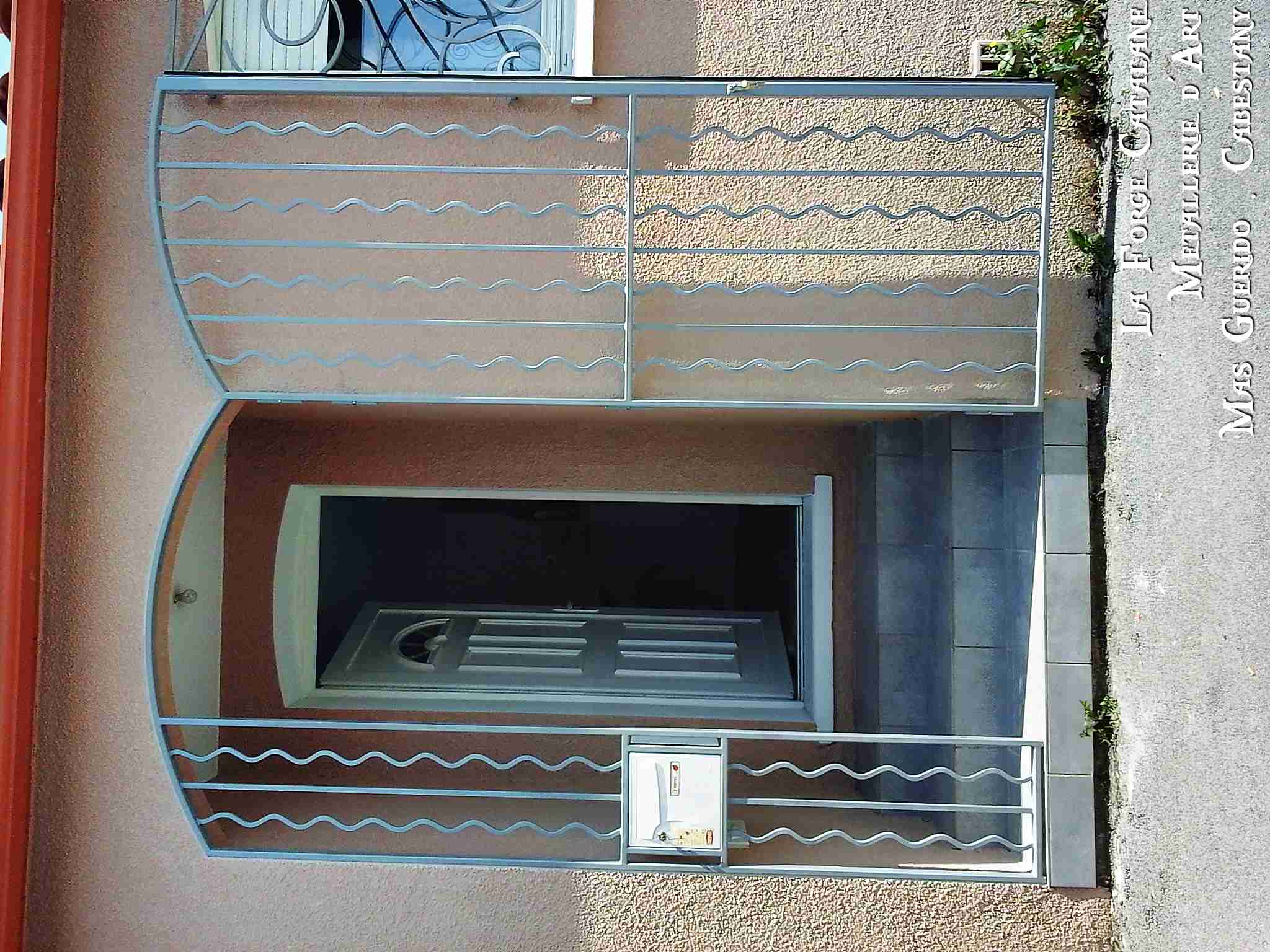 grille de protection articulee barreaudage droit forme vague forge catalane (2).jpg